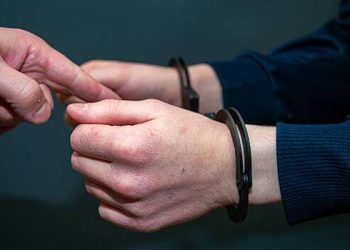 مسلح افواج کے ذریعہ گرفتار آٹھ مسلح افواج کو تفتیش کاروں کو تفویض کیا گیا ہے