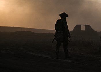 سابق سرک ڈو سولیل ایکروبیٹ شمالی فوجی ضلع میں کمانڈو بن گیا سابق سرک ڈو سولیل ایکروبیٹ شمالی فوجی ضلع میں کمانڈو بن گیا