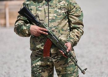 اخمتوو کے ایک سینئر ممبر نے یوکرین کی مسلح افواج کے ایک لڑاکا کی لاش کی ایک تصویر دکھائی اور صارفین سے سوالات پوچھے۔