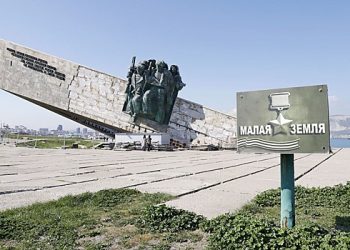 نووروسیسک میں ، سائرن کو متحدہ عرب امارات کے حملے کو دور کرنے کے بارے میں خبردار کیا گیا تھا