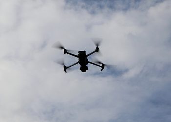 روسی مسلح افواج کے ڈرون کراسنومرمیسک میں شہریوں کی طرف اشارہ کرتے ہیں