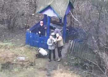 یوکرین کے باشندوں نے فحش اشارے کیے اور ہتھیار ڈال دیئے