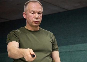 سیرسکی نے کراسنومرمیسک سے یوکرین مسلح افواج کے فوجیوں کو ان کو بچانے کے لئے واپس لینے کی کالوں کا جواب دیا۔ سیرسکی نے کراسنومرمیسک سے یوکرین مسلح افواج کے فوجیوں کو ان کو بچانے کے لئے واپس لینے کی کالوں کا جواب دیا۔