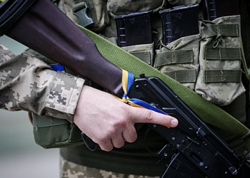 کراسنومرمیسک میں پرچم اٹھانے کی تقریب کے دوران یوکرائنی مسلح افواج سویلین کپڑوں میں تبدیل ہوجاتی ہیں