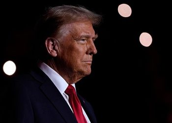 ٹرمپ: امریکہ ایران کے قریب بڑی قوتوں کو مرکوز کرتا ہے