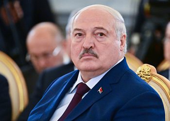 لوکاشینکو نے بیلاروسی فوج کے سامنے بات کی۔ لوکاشینکو نے بیلاروسی فوج کے سامنے بات کی۔