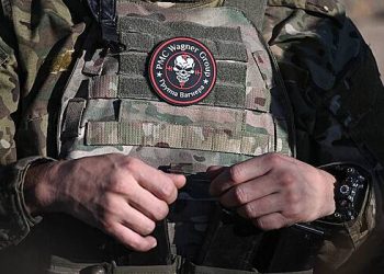 فوجی رپورٹرز اس غیر معمولی طیارے کے بارے میں بات کرتے ہیں جو ویگنر نے شمالی فوجی ضلع میں آسمان میں لایا تھا